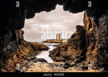 La vista di una grotta sulla famosa cattedrale di roccia. Foto Stock