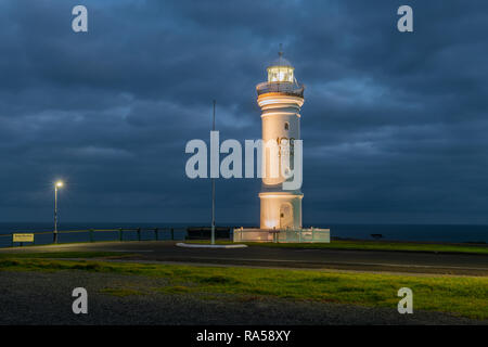 Kiama faro in un nuvoloso notte. Foto Stock