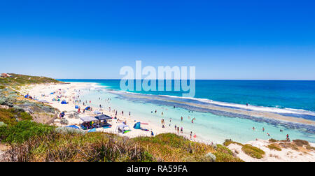 Yanchep Lagoon Beach in una calda giornata estiva Foto Stock