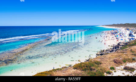 Perth, Western Australia. Persone a Yanchep Lagoon Beach in una calda giornata estiva.