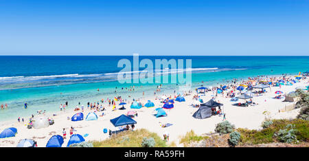 Spiaggia tende, rifugi e ombrelloni su una spiaggia affollata nel bel mezzo della giornata con un rating di UV di 13. Yanchep, WA, Australia Foto Stock