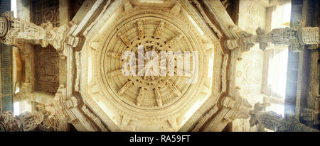 Vista PANAROMIC di dome e colonne di Ranakpur Jain Temple, con sculture ornate sul marmo, RANAKPUR, Rajasthan, India Foto Stock