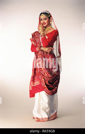 Un ritratto di un GUJARATI sposa vestito in tradizionale SAREE chiamato 'ghar CHORU' Foto Stock