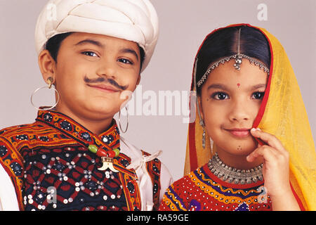 Ritratto di un giovane dal Gujarat in costume tradizionale. Questi sono i bambini di età compresa tra i 12 che sono vestito come adulti Foto Stock