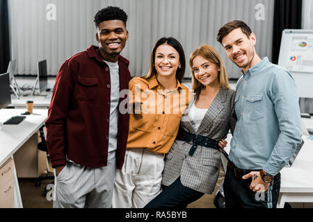Ritratto di giovane sorridente multirazziale colleghi in ufficio Foto Stock