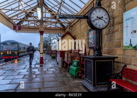 Anni sessanta diesel multiple uint treno. Sera d'inverno a Ramsbottom stazione sulla East Lancashire Railway. Foto Stock