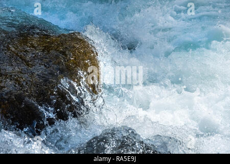 Fast fiume che scorre in Himalaya Foto Stock