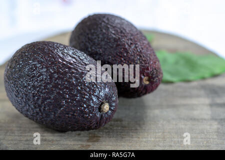 Due interi mature raw avocadi Hass, vicino, cibo sano concetto Foto Stock