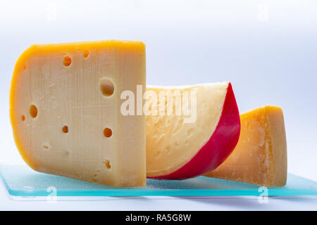 Assortimento di tradizionali olandesi il disco vecchio formaggi fabbricati con latte di vacca close up isolato Foto Stock