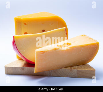 Assortimento di tradizionali olandesi il disco vecchio formaggi fabbricati con latte di vacca close up isolato Foto Stock