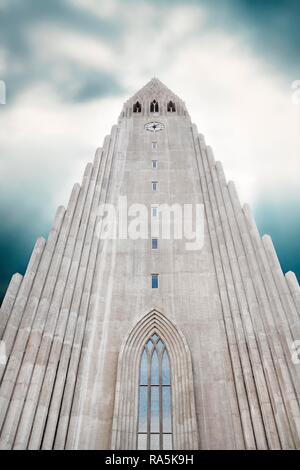 Il campanile della chiesa con il mystic sky, Hallgrímskirkja, chiesa di Hallgrímur, Reykjavik, Islanda Foto Stock
