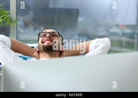 Bello sorridente adulto barbuto addetto di persona con le braccia incrociate Foto Stock