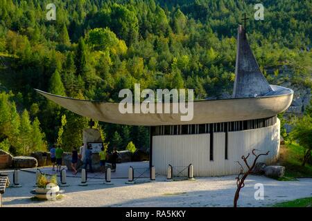 Memoriale della Catastrofe del Vajont, chiesa presso la diga di Vajont parete, vicino a Longarone, Veneto, Italia Foto Stock