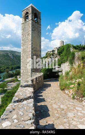 Sahat Kula torre dell orologio nella cittadella medioevale di Pocitelj, Bosnia Erzegovina Foto Stock