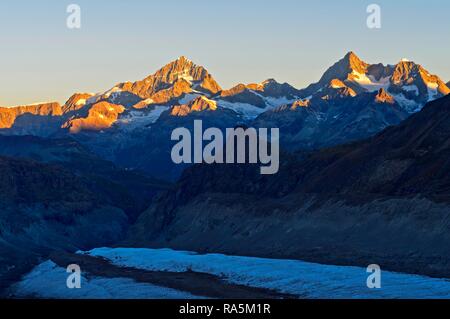 Sunrise in occasione dei vertici Dent Blanche, Ober Gabelhorn e Wellenkuppe, Zermatt, Vallese, Svizzera Foto Stock