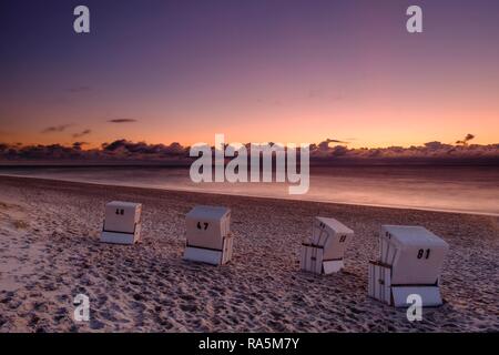 Sedie a sdraio in spiaggia occidentale di Hörnum nella luce della sera, Sylt, Nordfriesland, Schleswig-Holstein, Germania Foto Stock