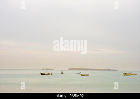Tradizionali barche da pesca sulla costa fuori DAKAR, Senegal Foto Stock