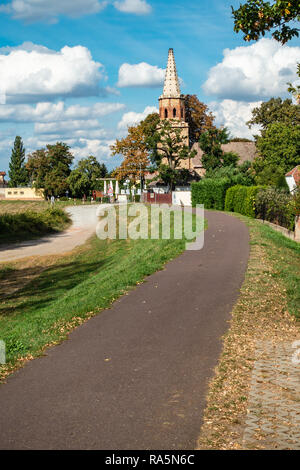 Diga sul fiume Elba a Magdeburgo, in Germania. Foto Stock