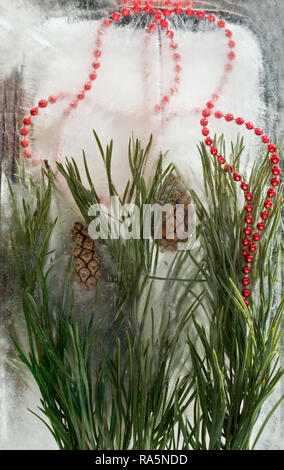 Sfondo rosso di perle, stella di Natale, il cono ramoscello di pino in cubetti di ghiaccio con bolle di aria.Felice anno nuovo 2019 greeting card . Spazio di copia, t Foto Stock