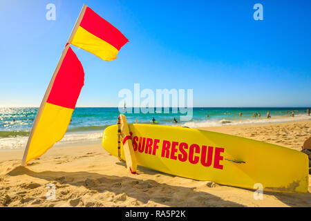 Salvataggio di surf a Cottesloe Beach in Western Australia di Perth la più famosa spiaggia cittadina nell Oceano Indiano. Estate popolare destinazione di vacanze in Australia. Attività all'aperto. Foto Stock