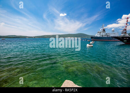 TIVAT, MONTENGRO - 16 Maggio 2017: Prua di yacht di lusso inserito nelle limpide acque blu del Mare Adriatico durante la soleggiata giornata di primavera, un' altra nave in Foto Stock