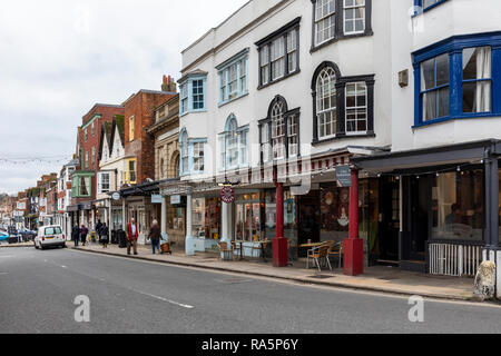 Negozi e architettura colorata nella High Street di Marlborough, Wiltshire, Inghilterra, Regno Unito Foto Stock