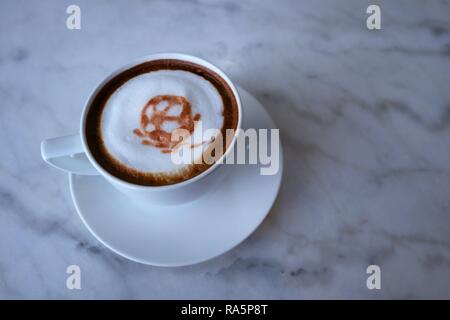 3d il calcio latte art caffè sulla tavola di marmo presso il cafe Foto Stock