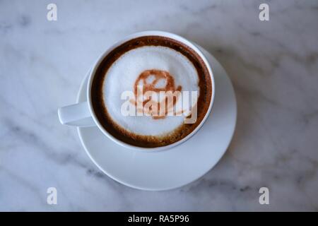 3d il calcio latte art caffè sulla tavola di marmo presso il cafe Foto Stock