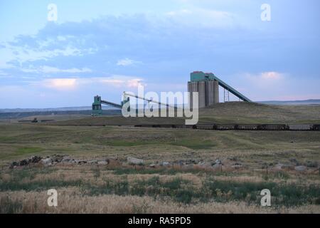 Treno del carbone, le miniere di carbone di silos e le operazioni di trasformazione in polvere il bacino del fiume del Wyoming, STATI UNITI D'AMERICA. Foto Stock