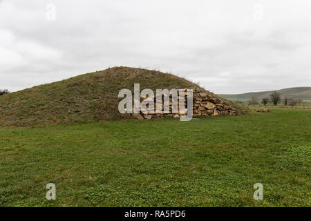 The Long Barrow at All Cannings - un luogo per resti cremati in urne, Wiltshire, Inghilterra Foto Stock