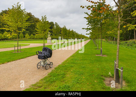 Nero per bambini sul carro il viale del giardino del palazzo. Il più grande dei giardini storici in stile barocco, Fredensborg, Danimarca. Foto Stock