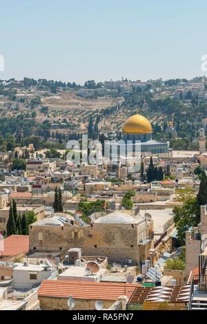 Chiesa del Redentore e la Cupola della roccia nel mare di case, vista sulla Città Vecchia di Gerusalemme, Israele Foto Stock