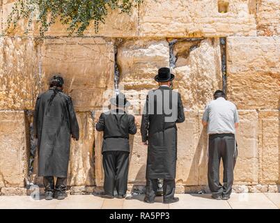 Pregando gli ebrei ortodossi presso il Muro del Pianto, Gerusalemme, Israele Foto Stock