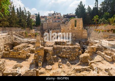 Rovine romane accanto a la romanica Chiesa di Sant'Anna, la Città Vecchia di Gerusalemme, Israele Foto Stock