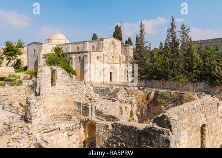 Le rovine romane di fronte la romanica Chiesa di Sant'Anna, del XII secolo, la Città Vecchia di Gerusalemme, Israele Foto Stock