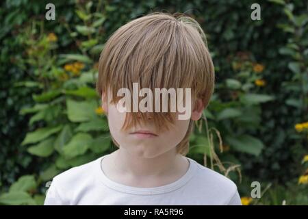 Ragazzo con capelli lunghi, Germania Foto Stock