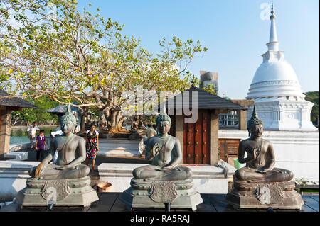 Statue di Buddha, back Dagoba bianco, Seema Malaka tempio, Beira Lake, Beira Lake, Colombo, Sri Lanka Foto Stock