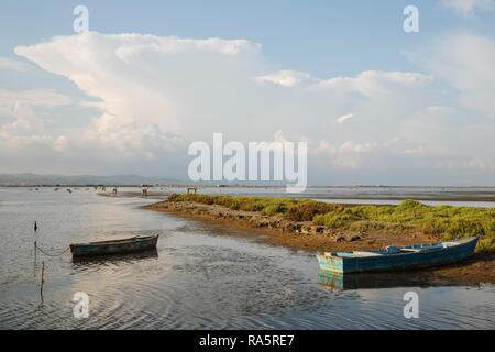 Le piccole imbarcazioni da pesca al Bahia del Fangar, dietro un Cumulonimbus cloud indica un avvicinamento temporale Foto Stock