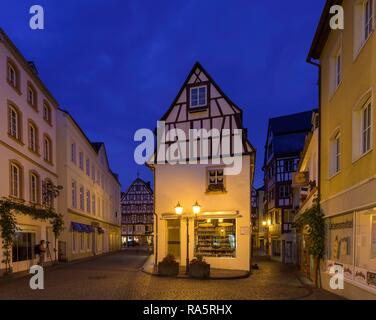 Tipiche case a graticcio in Römerstraße, Bernkastel-Kues, Renania-Palatinato, Germania Foto Stock