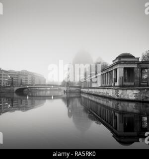Cattedrale di Berlino, Friedrichsbrücke, Sprea, il Museo Island al mattino nella nebbia, nel quartiere Mitte di Berlino, Germania Foto Stock