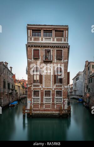 Residence di fronte al ponte di Calle Bragadin o Pinelli tra il Rio de la Tetta e Rio de San Giovanni Laterano canali Foto Stock