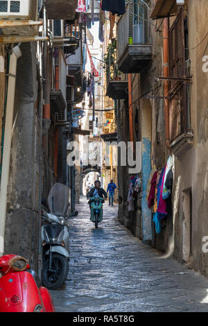 Il Vico Maiorani una tipica stradina secondaria del Centro Storico, il centro storico di Napoli, Italia. Foto Stock