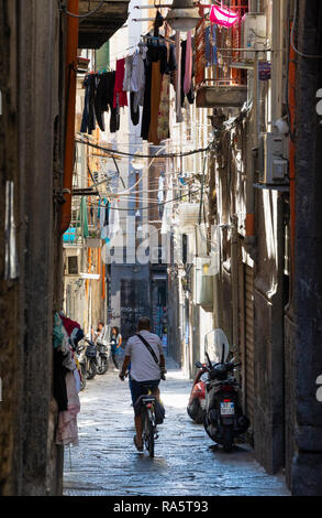 Il Vico Maiorani una tipica stradina secondaria del Centro Storico, il centro storico di Napoli, Italia. Foto Stock