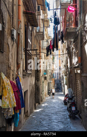 Il Vico Maiorani una tipica stradina secondaria del Centro Storico, il centro storico di Napoli, Italia. Foto Stock