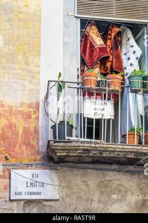 Un segno per un servizio laundery nei Quartieri Spagnoli, Quartiere Spagnoli, Napoli, Italia. Foto Stock
