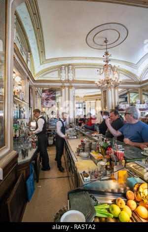 Il Gran Caffè Gambrinus uno dei più antichi e famosi caffè di Napoli. Angolo di Piazza del Plebiscito e Piazza Trieste, Napoli, Italia. Foto Stock