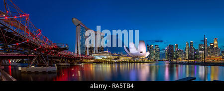 Il Marina Bay Sands Hotel, arte Science Museum, il paesaggio urbano e Helix Bridge - Singapore Foto Stock