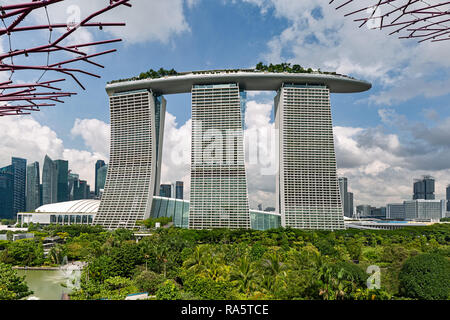 Bay Marina Sands Hotel visto dalla Supertree Grove in Singapore Foto Stock