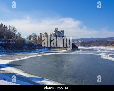 Castello medievale in Niedzica, Polonia, in inverno, congelati Czorsztyn artificiale lago sul fiume Dunajec e il punto di vista lontano del castello di Czorsztyn nella luce del tramonto Foto Stock