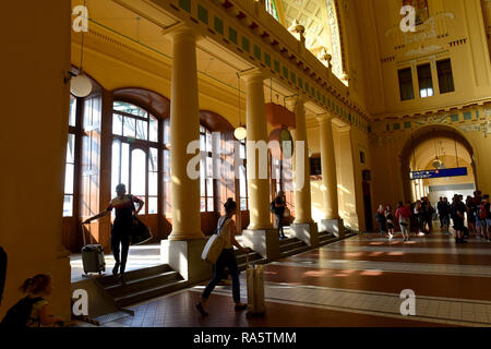 Praga Stazione ferroviaria nella Repubblica Ceca con la sua arte Nouveau interno progettato dall architetto ceco Josef Fanta 1901-1909. Foto Stock